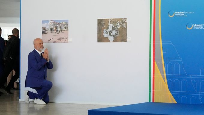 Γονάτισε... ξανά μπροστά στην Τζόρτζια Μελόνι ο Έντι Ράμα