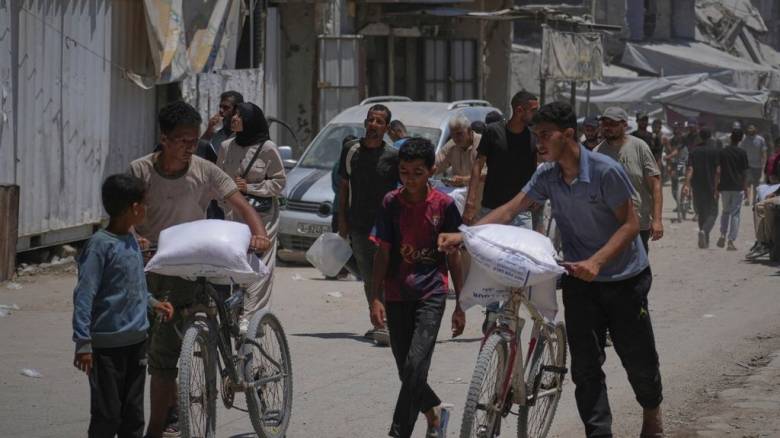 Κομισιόν: «Σε αδιανόητα επίπεδα η ανθρωπιστική κρίση στη Γάζα»