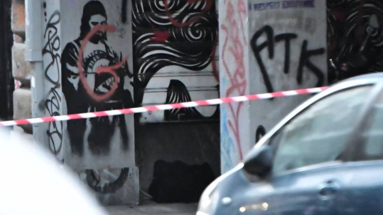 Λήξη συναγερμού στα Εξάρχεια - Ρούχα περιείχε το σακίδιο