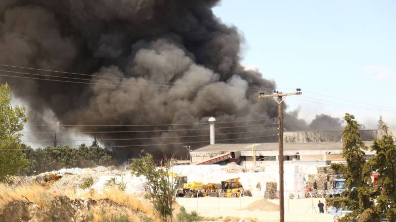 Θεσσαλονίκη: Σε ύφεση η φωτιά σε επιχείρηση ανακύκλωσης στη Σίνδο