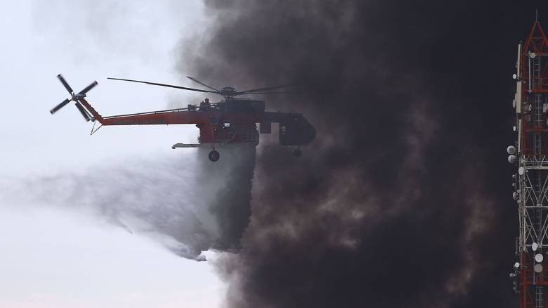 Θεσσαλονίκη: Σε εξέλιξη η φωτιά στο εργοστάσιο ανακύκλωσης - Ενισχύθηκαν οι πυροσβεστικές δυνάμεις