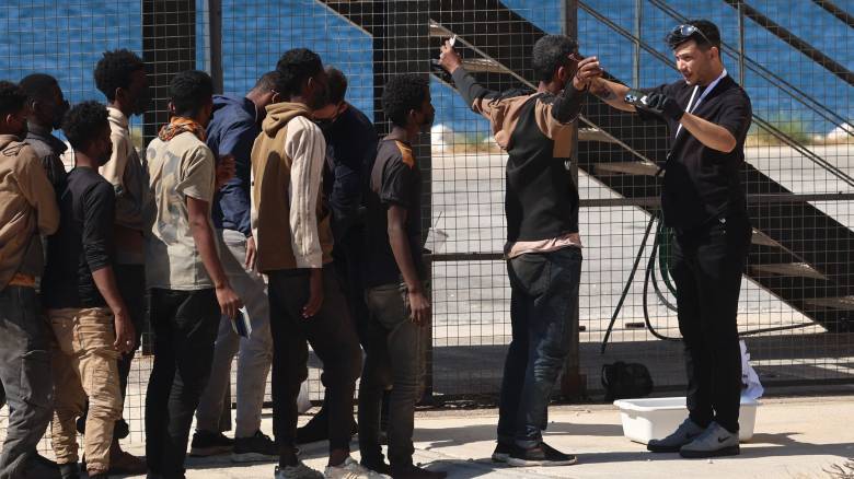 Στον «αέρα» το κέντρο κράτησης στην Κρήτη - Εντός Ιουλίου νέα συνάντηση με τον Χαφτάρ