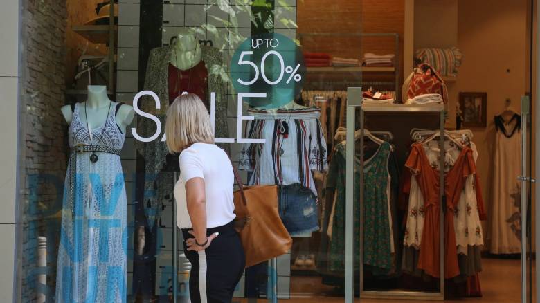 Λιανεμπόριο: Στη μάχη των θερινών εκπτώσεων με στόχο τα 7 δισ. στο τρίμηνο
