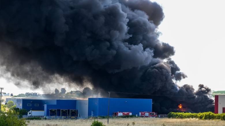 Αποπνικτική η ατμόσφαιρα στη Ριτσώνα - Έχει παραδοθεί στις φλόγες το εργοστάσιο πλαστικών