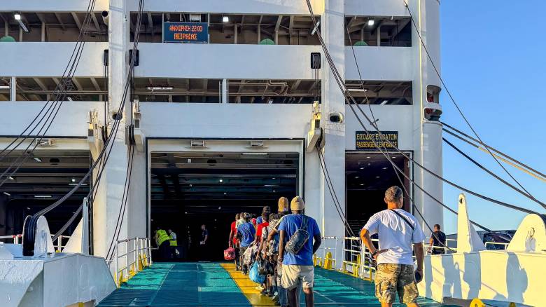 Στον Πειραιά έφτασαν 200 μετανάστες από την Κρήτη - Προωθούνται σε δομές στην ηπειρωτική Ελλάδα