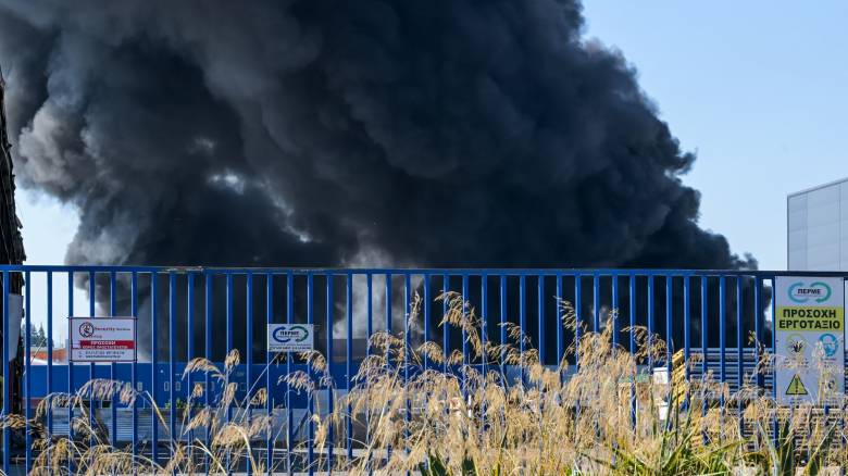 Έκτακτα μέτρα της Περιφέρειας για τους καπνούς από την φωτιά στο εργοστάσιο στη Ριτσώνα