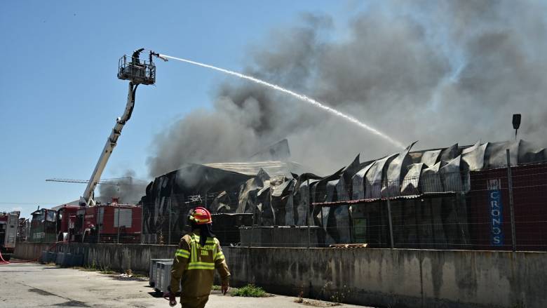 Βελτιωμένη εικόνα από την πυρκαγιά στο εργοστάσιο πλαστικών στη Ριτσώνα - Συνεχίζεται η κατάσβεση