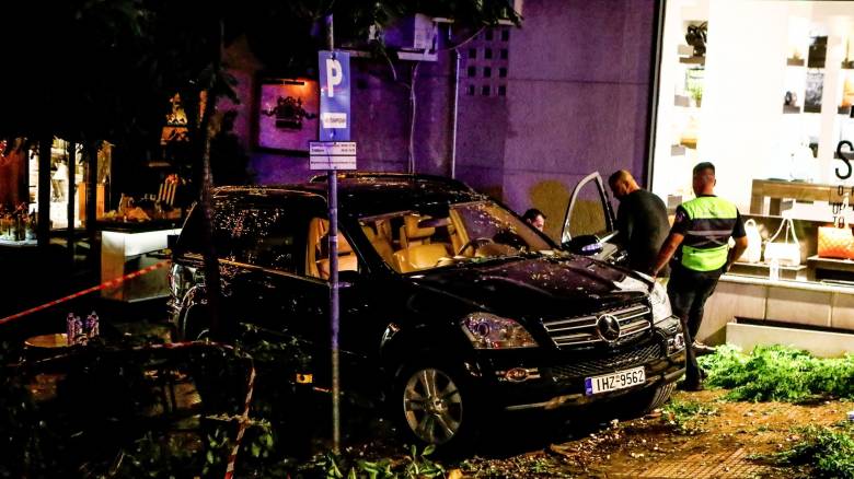 Κολωνάκι: Πώς έγινε το τροχαίο με 11 τραυματίες - Γιατί το Ι.Χ έπεσε σε εστιατόριο με κόσμο