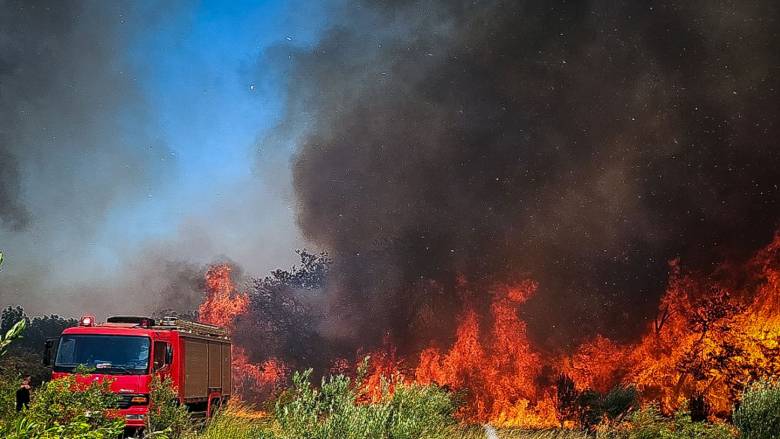 Αντιδήμαρχος Αλιβερίου στο CNN Greece: Καίγονται σπίτια - Μέσα σε κατοικημένη περιοχή η φωτιά