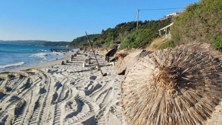 Χαλκιδική: Απομακρύνθηκαν αυθαίρετες κατασκευές από τον αιγιαλό της Αφύτου