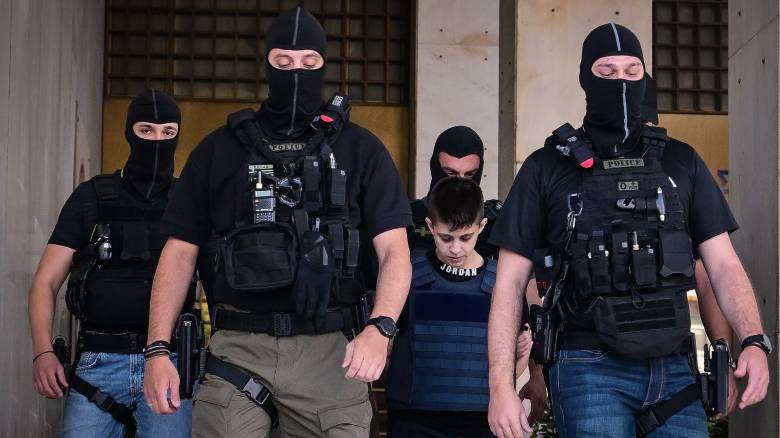 Πάτρα: Έφτασε στο δικαστικό μέγαρο για να απολογηθεί η Μουρτζούκου- Έντονες αποδοκιμασίες του κόσμου