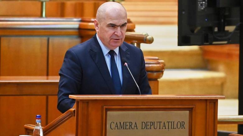 Ρουμανία: Η κυβέρνηση Μπολοζάν εξασφάλισε ψήφο εμπιστοσύνης και προωθεί αυξήσεις φόρων