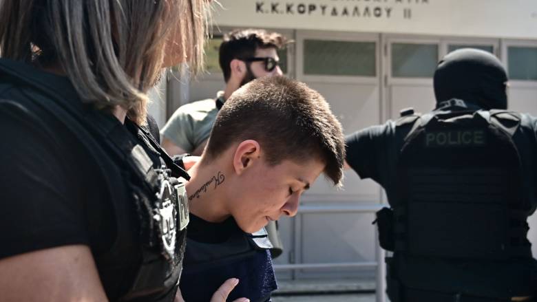 Φωτογραφίες από τη μεταφορά της Μουρτζούκου στον Κορυδαλλό - Αποδοκιμάστηκε από πολίτες