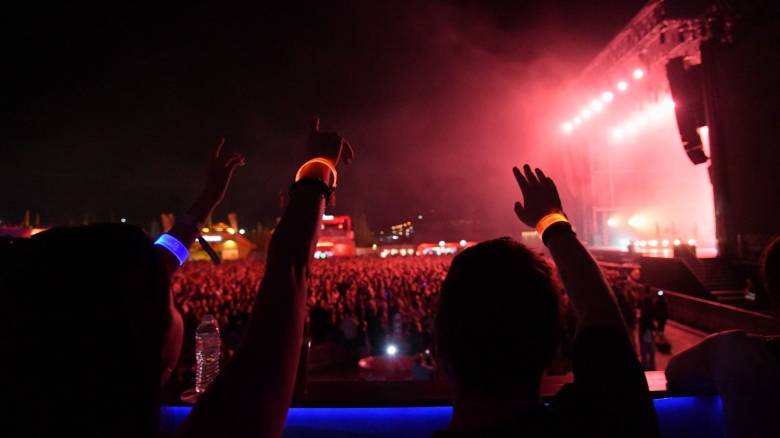 Είσαι fan των London Grammar; - Το opaponline.gr έψαξε γνώστες του συγκροτήματος στην Πλατεία Νερού