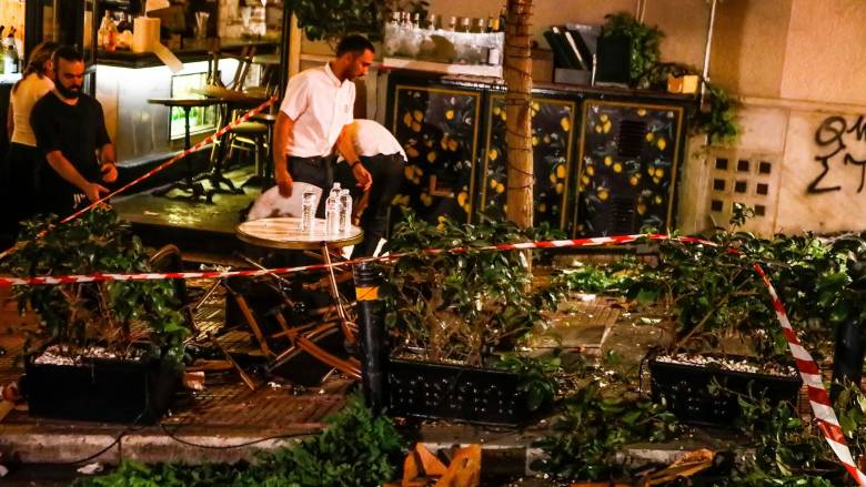 Τροχαίο στο Κολωνάκι: Στη ΜΕΘ 46χρονος - Ποια η κατάσταση των υπόλοιπων τραυματιών