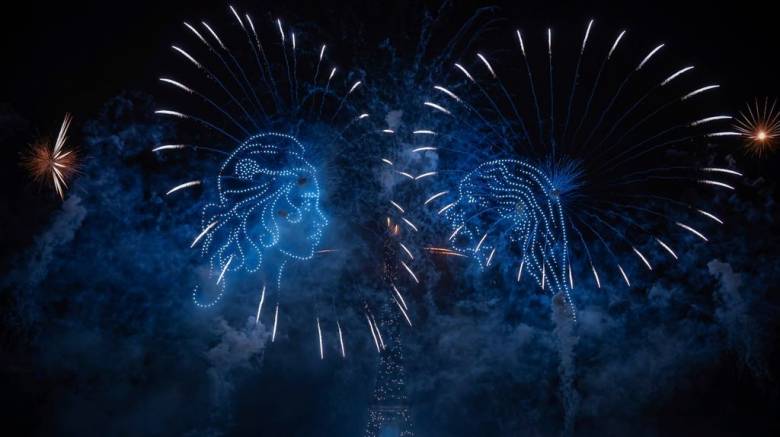 Εντυπωσιακό υπερθέαμα με πυροτεχνήματα και drone στο Παρίσι για την Ημέρα της Βαστίλης