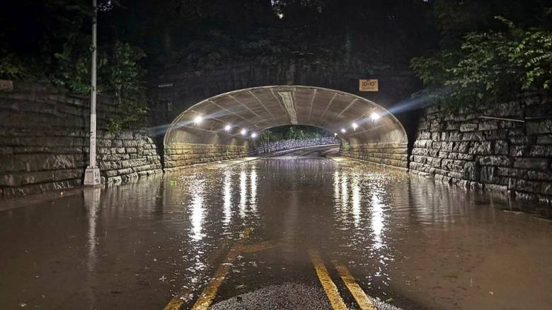Πρωτοφανείς πλημμύρες στη Νέα Υόρκη - Εγκλωβισμένοι επιβάτες σε σταθμούς του μετρό