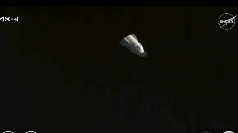 Επέστρεψαν στη Γη οι αστροναύτες που έμειναν επί 18 ημέρες στον διαστημικό σταθμό