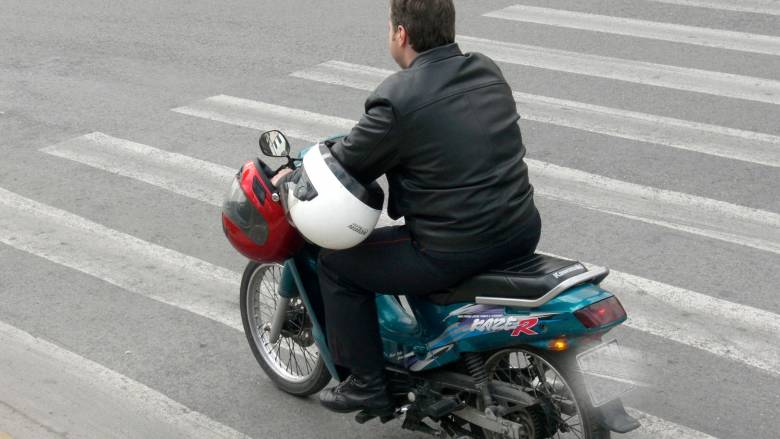 ΕΛΑΣ: Πάνω από 3.000 παραβάσεις για μη χρήση κράνους σε μία εβδομάδα 