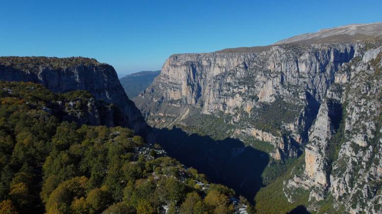 Ιωάννινα: Χωρίς τις αισθήσεις της ανασύρθηκε νεαρή τουρίστρια από το φαράγγι του Βίκου