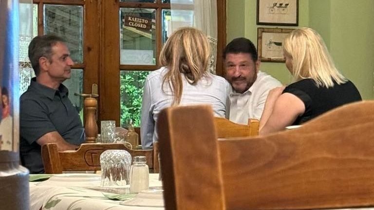 Δείπνο Μητσοτάκη - Χαρδαλιά σε χαλαρό κλίμα στη Δραπετσώνα