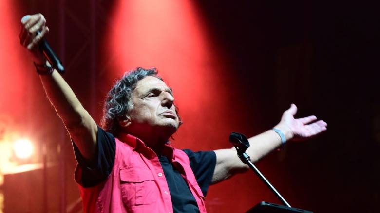 Ατύχημα για τον Βασίλη Παπακωνσταντίνου - Μετατίθεται για Σεπτέμβρη προγραμματισμένη συναυλία