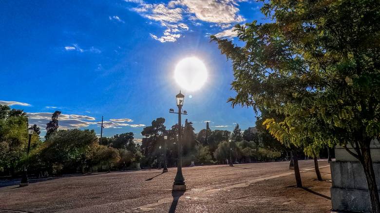 Καιρός: Γενικά αίθριος με τοπικές νεφώσεις - Υψηλά παραμένει ο υδράργυρος