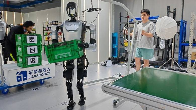 Η μεγάλη των… ρομπότ σχολή στην Κίνα – Εκπαιδεύονται σαν άνθρωποι