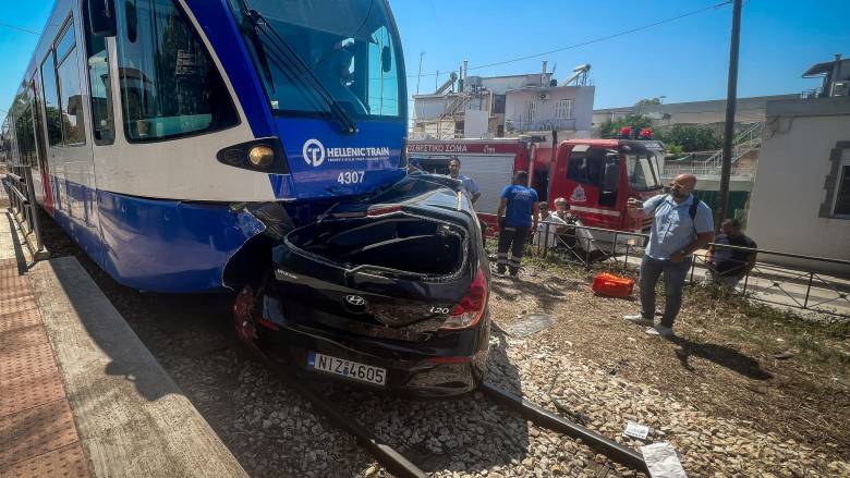 Η στιγμή της σφοδρής σύγκρουσης συρμού του Προαστιακού με ΙΧ στην Πάτρα - Απεγκλωβίστηκε ο οδηγός