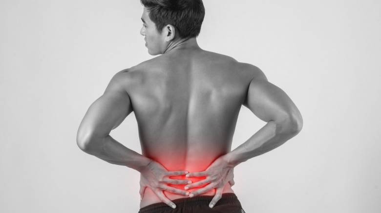 Μελέτη αποκαλύπτει πόσο ακριβώς πρέπει να περπατάμε για να αποφύγουμε τη χρόνια οσφυαλγία