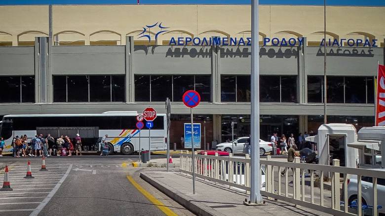 Συναγερμός στο αεροδρόμιο Ρόδου: Έσκασε λάστιχο κατά την προσγείωση