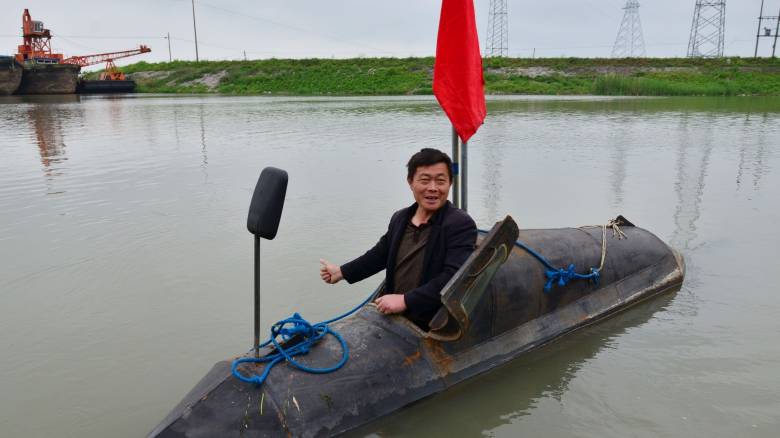 Κινέζος αγρότης κατασκεύασε αυτοσχέδιο υποβρύχιο - Μένει κάτω από την επιφάνεια 30 λεπτά
