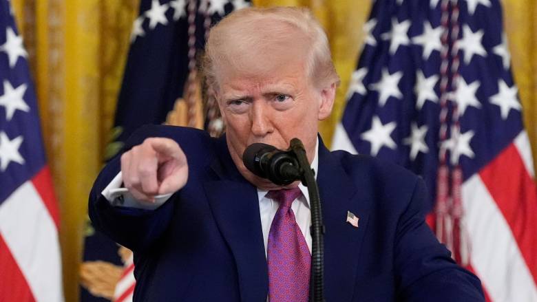 Γιατί ο Τραμπ αλλάζει τη «μυστική» συνταγή της Coca Cola - Το συστατικό που επανέρχεται στις HΠΑ