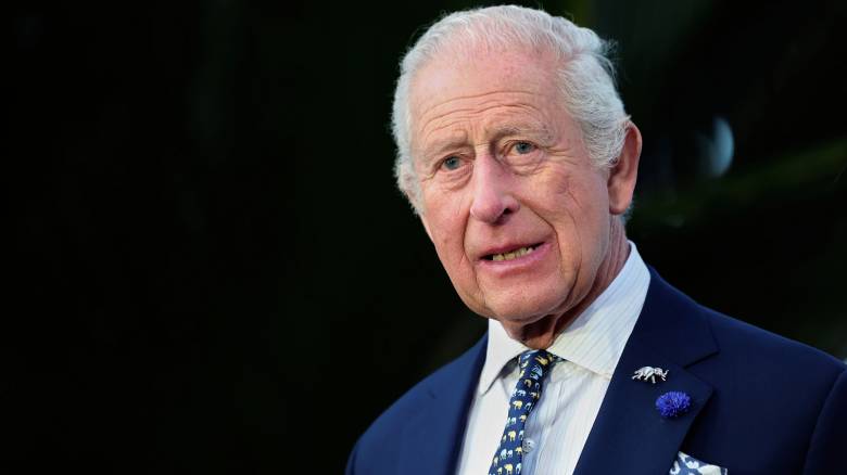 Ρομπότ «Πικάσο» ζωγράφισε τον Βασιλιά Κάρολο - Οι εντυπωσιακές δημιουργίες του