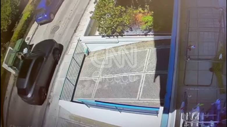 Αγία Παρασκευή: Η στιγμή που ο δολοφόνος οδεύει προς το σημείο εκτέλεσης του Πολωνού καθηγητή (Vids)