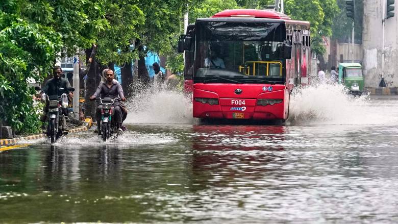 Πακιστάν: Πενήντα τέσσερις νεκροί μέσα σε 24 ώρες από τις σφοδρές βροχοπτώσεις