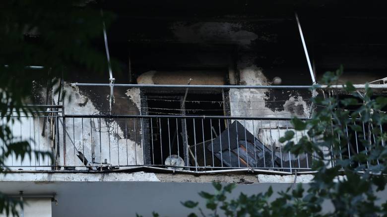 Φωτιά στο διαμέρισμα Φιλιππίδη: «Άκουσα μόνο τις φωνές» - Η Πυροσβεστική ανέλαβε την έρευνα
