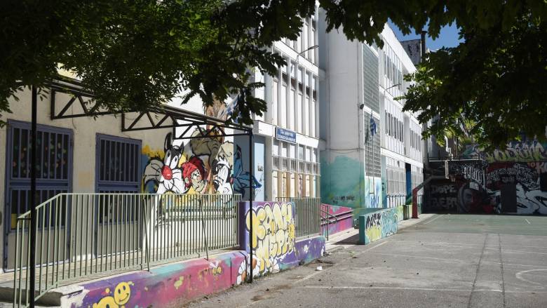 Δικογραφία για τον 85χρονο που απείλησε μαθητές στου Ρέντη: Η στιγμή που «σηκώνει» το όπλο