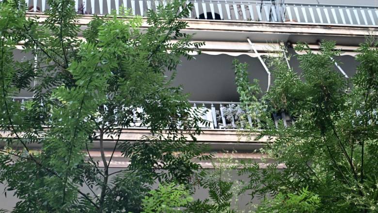 Οι πρώτες φωτογραφίες από τη φωτιά στο σπίτι του Πέτρου Φιλιππίδη στην Πατησίων
