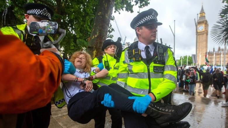Βρετανία: Τουλάχιστον 100 συλλήψεις σε διαδηλώσεις υπέρ της απαγορευμένης οργάνωσης Palestine Action