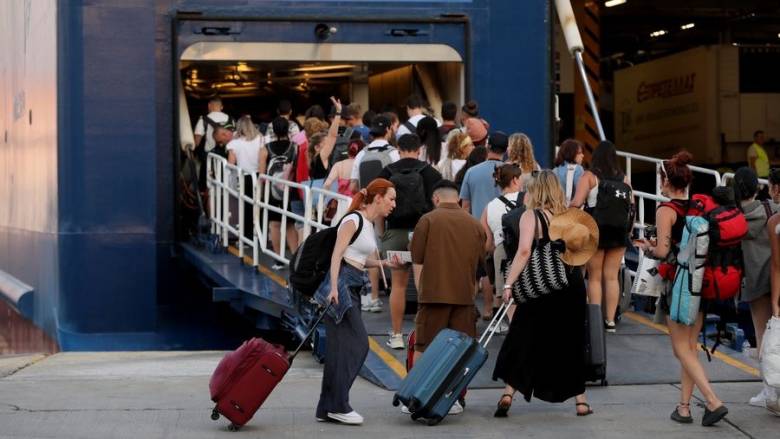 Κορυφώνεται η έξοδος των αδειούχων - «Τσουχτερές» οι τιμές των ακτοπλοϊκών εισιτηρίων