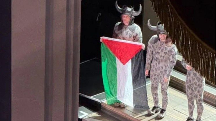 Καλλιτέχνης ύψωσε την παλαιστινιακή σημαία σε παράσταση στη Βασιλική Όπερα του Λονδίνου
