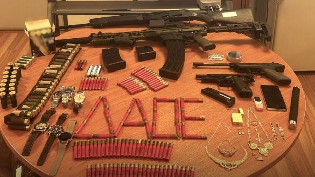 Τρεις συλλήψεις σε επιχείρηση του ελληνικού FBI στη Δυτική Αττική - Κατασχέθηκαν όπλα και ναρκωτικά