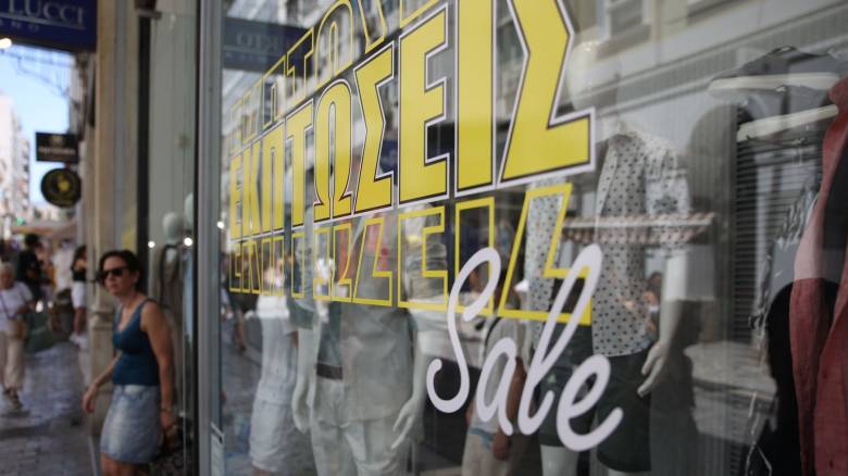 Θερινές εκπτώσεις: «Στοίχημα» οι νέες καταναλωτικές συνήθειες και οι δαπάνες των τουριστών