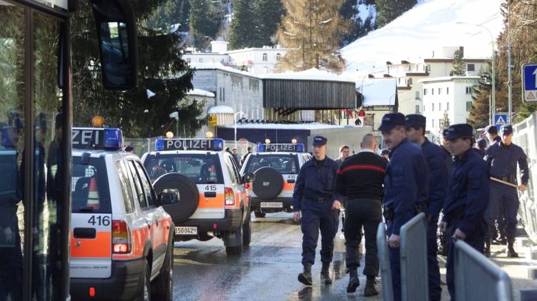 Ελβετία: Η αστυνομία αναζητά τρία «επικίνδυνα άτομα» έπειτα από ληστεία σε οπλοπωλείο