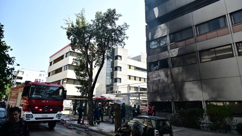 Έσβησε η φωτιά στο νοσοκομείο Metropolitan - Εκκενώθηκε η κλινική (Vid)