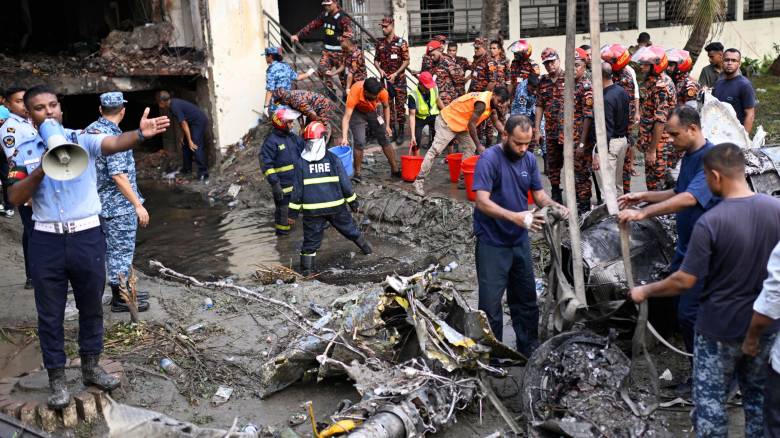 Συντριβή στρατιωτικού αεροσκάφους στο Μπαγκλαντές: 27 νεκροί ανάμεσα τους 25 μαθητές