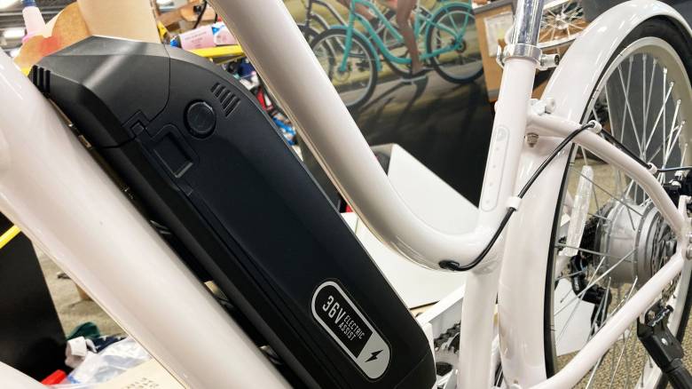 Ο Τραμπ έβαλε δασμούς 93,5% στον γραφίτη και «παραλύει» την ηλεκτροκίνηση