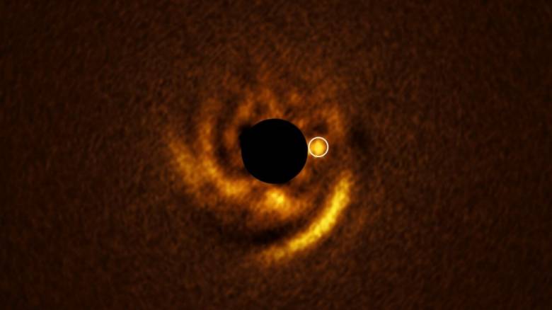 Έτσι γεννιέται ένας πλανήτης: Καρέ - καρέ ο σχηματισμός του 440 έτη φωτός μακριά από τη Γη