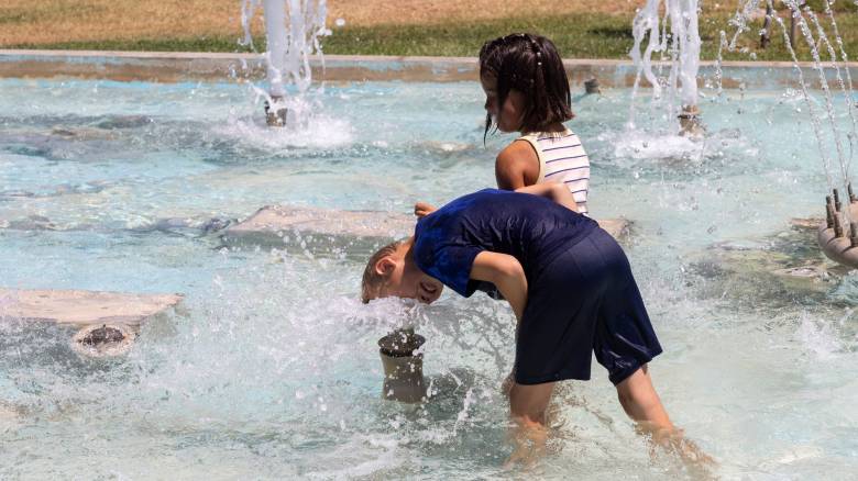 Κορυφώνεται ο καύσωνας: Η θερμοκρασία άγγιξε τους 45 βαθμούς Κελσίου - «Ψήθηκε» και η Αττική